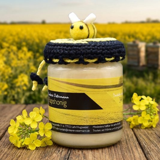 Schwarzwälder Honig im Glas mit Bienen-Häkelhäubchen | Süße Geschenkidee