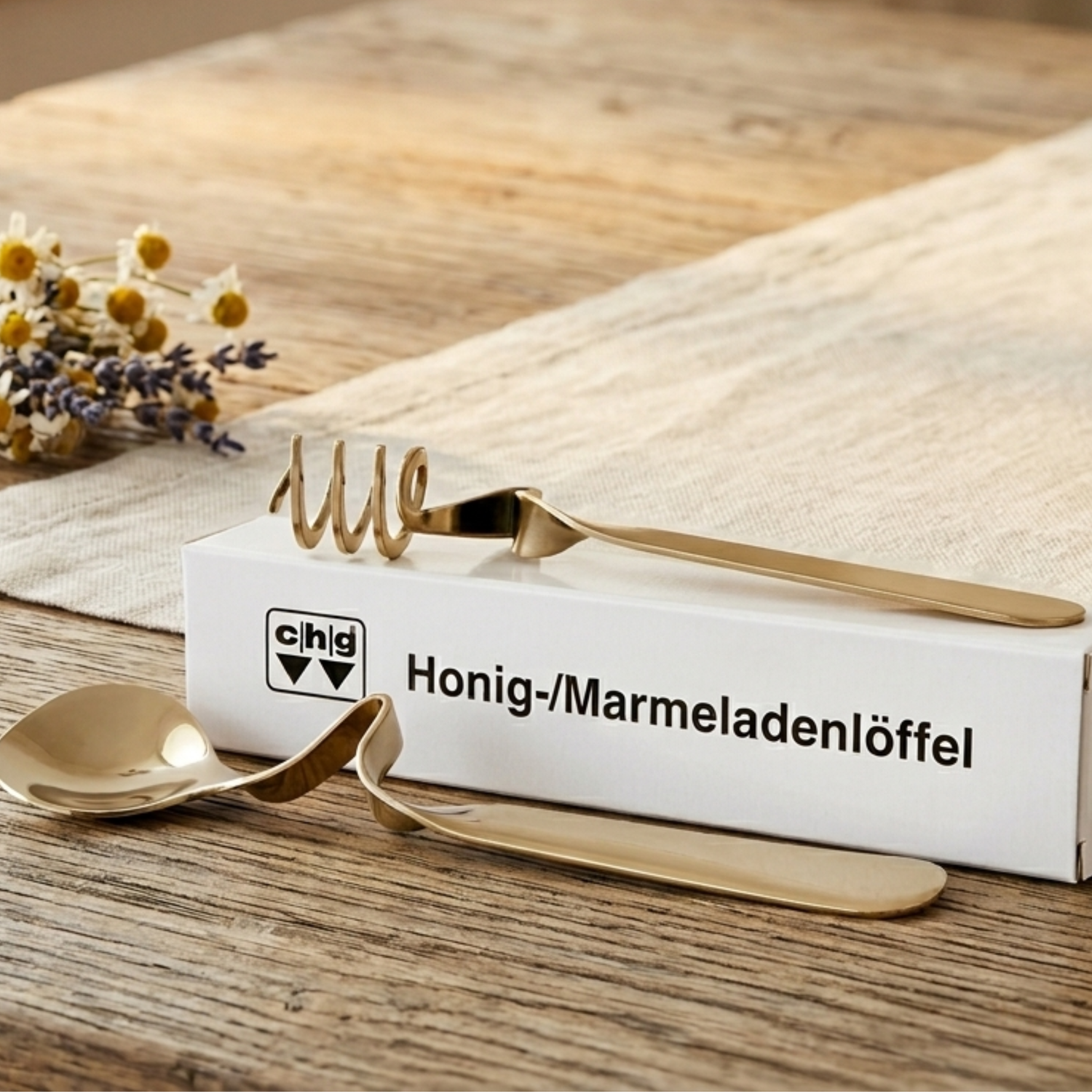 Honig-/Marmeladenlöffel auf einem Holztisch zur Darstellung der Kollektion "Honig-Zubehör" 