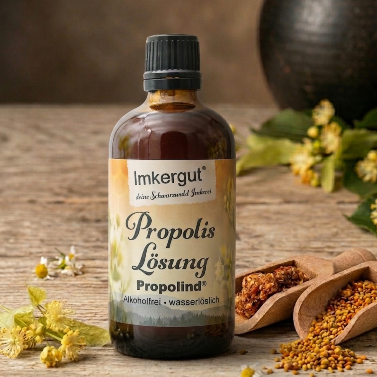 Propolis-Tinktur auf einem Holztisch. Daneben zwei kleine Holzlöffel mit Propolis als Deko. 