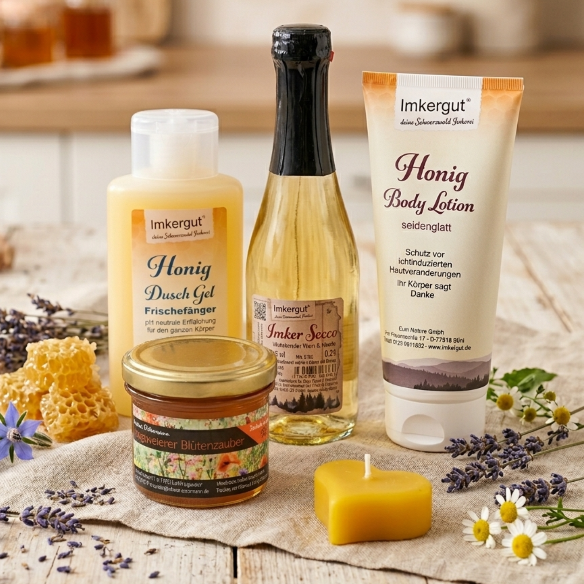 Geschenkset zum Muttertag der Imkerei Ostermann, bestehend aus: 150g Blütenhonig, Imker Secco 0,2l, Honig Body Lotion, Honig Dusch Gel, handgegossene Herz-Kerze aus Bienenwachs auf einem Tisch mit Blütendeko.