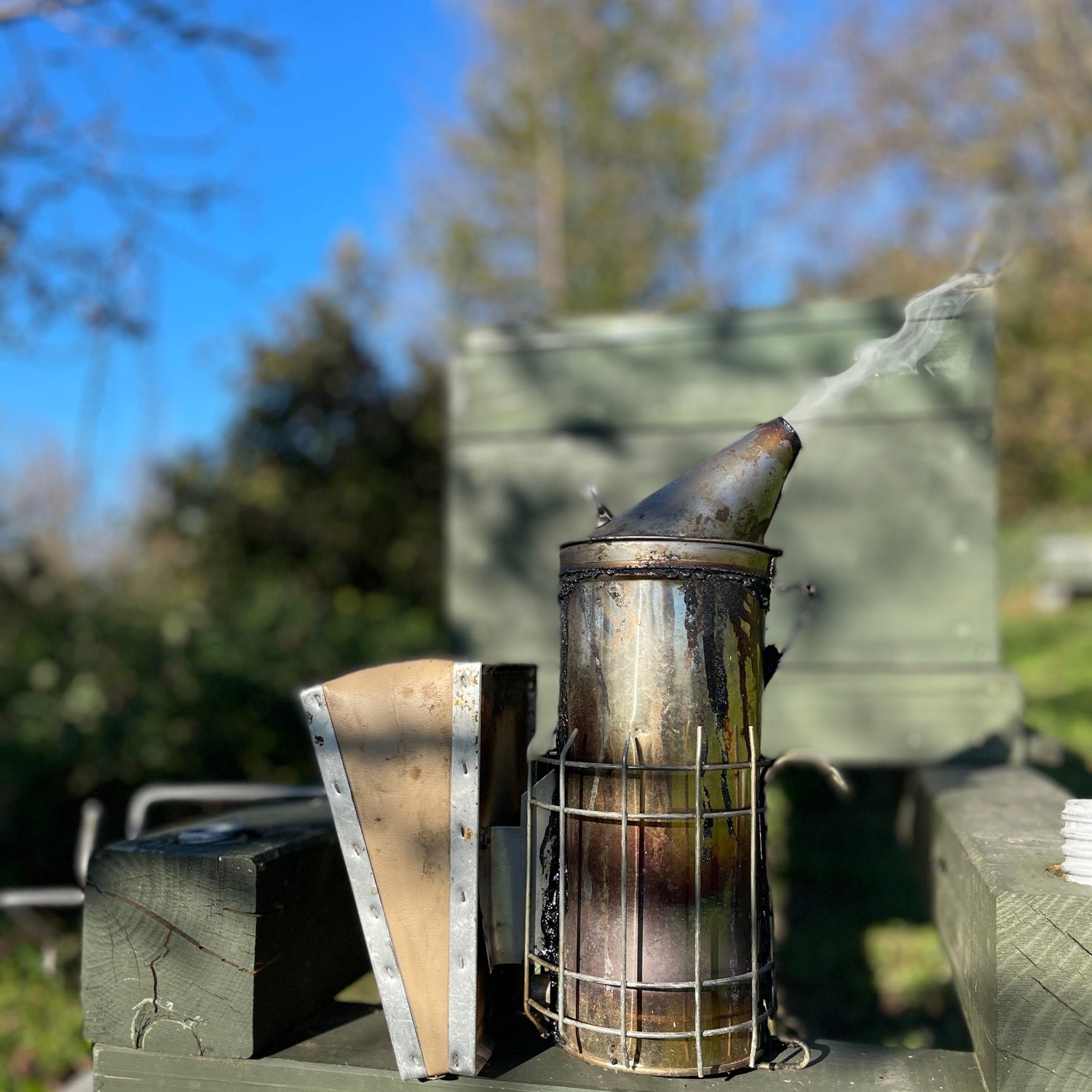 Ein traditioneller Imker-Smoker der Imkerei Ostermann im Einsatz für die schonende Arbeit an den Bienenvölkern.