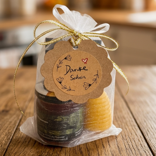 Kleines Dankeschön Geschenk: Honig und Bienenwachskerze Set in einem Organza-Säckchen mit Schlaufe und Gruß-Anhänger von der Imkerei Ostermann.