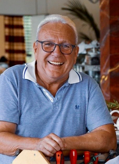 Roland Ostermann, Schreiner und Allrounder der Imkerei, mit Werkzeugkoffer in der Hand.