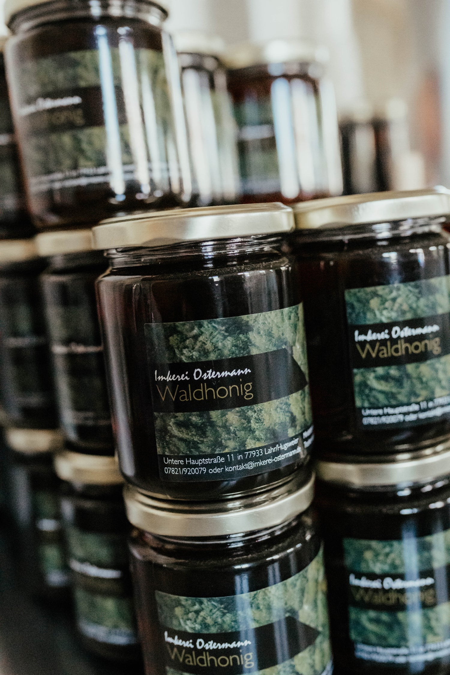 Gefüllte Gläser mit dunklem Schwarzwälder Waldhonig der Imkerei Ostermann – regionaler Genuss im Glas.